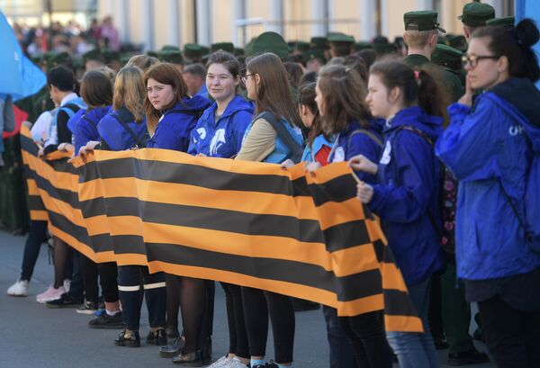 Волонтеры во время ежегодной акции Георгиевская ленточка в Санкт-Петербурге Волонтеры во время ежегодной акции Георгиевская ленточка в Санкт-Петербурге