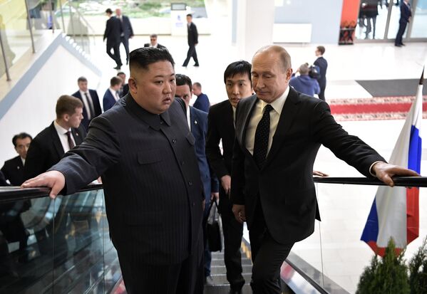 Владимир Путин и председатель Госсовета Корейской Народно-Демократической Республики Ким Чен Ын во время встречи в кампусе ДВФУ во Владивостоке. 25 апреля 2019 Владимир Путин и председатель Госсовета Корейской Народно-Демократической Республики Ким Чен Ын во время встречи в кампусе ДВФУ во Владивостоке. 25 апреля 2019
