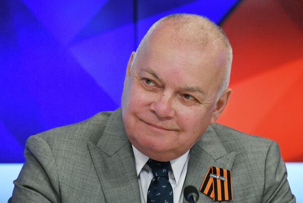Генеральный директор МИА Россия сегодня Дмитрий Киселев на пресс-конференции, приуроченной к старту акции Георгиевская ленточка Генеральный директор МИА Россия сегодня Дмитрий Киселев на пресс-конференции, приуроченной к старту акции Георгиевская ленточка