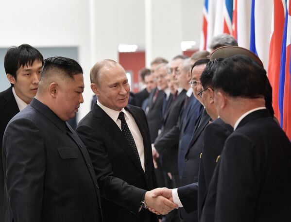 Президент РФ Владимир Путин и председатель Госсовета Корейской Народно-Демократической Республики Ким Чен Ын (слева на первом плане) во время официальной церемонии встречи Президент РФ Владимир Путин и председатель Госсовета Корейской Народно-Демократической Республики Ким Чен Ын (слева на первом плане) во время официальной церемонии встречи