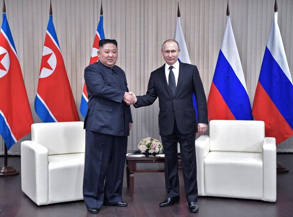 Владимир Путин и председатель Госсовета Корейской Народно-Демократической Республики Ким Чен Ын (слева) во время встречи