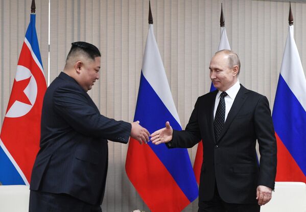 Президент РФ Владимир Путин и председатель Госсовета Корейской Народно-Демократической Республики Ким Чен Ын (слева) во время встречи Президент РФ Владимир Путин и председатель Госсовета Корейской Народно-Демократической Республики Ким Чен Ын (слева) во время встречи