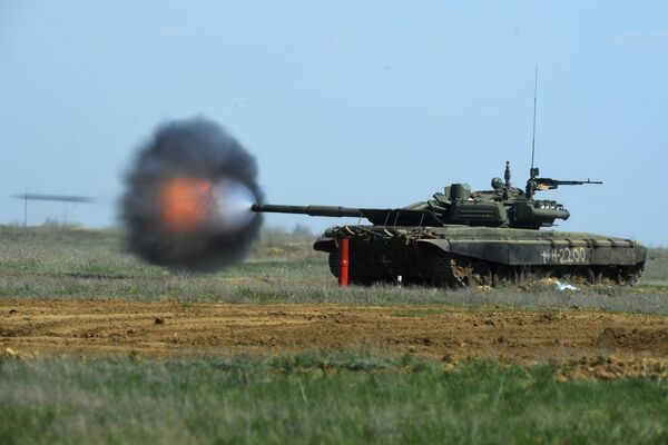 Танк Т-90 во время учений на полигоне Прудбой в Волгоградской области Танк Т-90 во время учений на полигоне Прудбой в Волгоградской области