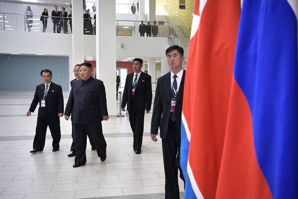 Председатель Госсовета Корейской Народно-Демократической Республики Ким Чен Ын перед началом российско-корейских переговоров на острове Русский Председатель Госсовета Корейской Народно-Демократической Республики Ким Чен Ын перед началом российско-корейских переговоров на острове Русский
