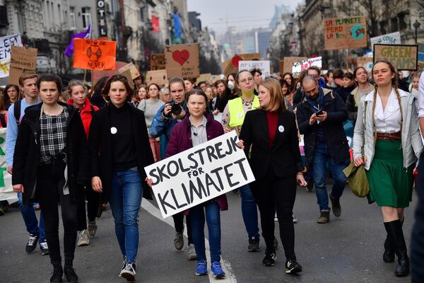 Шведская активистка Грета Тунберг с единомышленниками во время акции против изменения климата в Брюсселе, Бельгия Шведская активистка Грета Тунберг с единомышленниками во время акции против изменения климата в Брюсселе, Бельгия