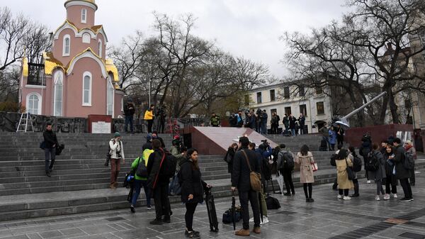 Журналисты возле мемориала Подводная лодка С-56 во Владивостоке, где должна пройти церемония возложения венков с участием лидера КНДР Ким Чен Ына. 26 апреля 2019 Журналисты возле мемориала Подводная лодка С-56 во Владивостоке, где должна пройти церемония возложения венков с участием лидера КНДР Ким Чен Ына. 26 апреля 2019