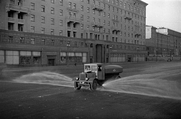 Работа уборочной техники ранним утром на улицах Москвы. 1938 год. Работа уборочной техники ранним утром на улицах Москвы. 1938 год.