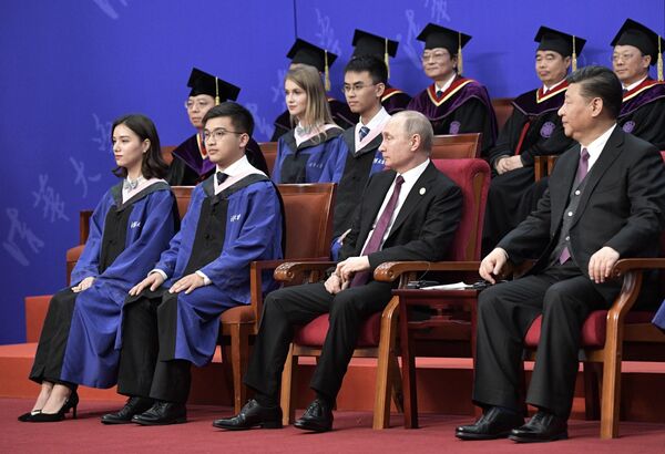 Президент РФ Владимир Путин и председатель КНР Си Цзиньпин на церемонии вручения диплома почетного доктора Университета Цинхуа в Пекине Президент РФ Владимир Путин и председатель КНР Си Цзиньпин на церемонии вручения диплома почетного доктора Университета Цинхуа в Пекине