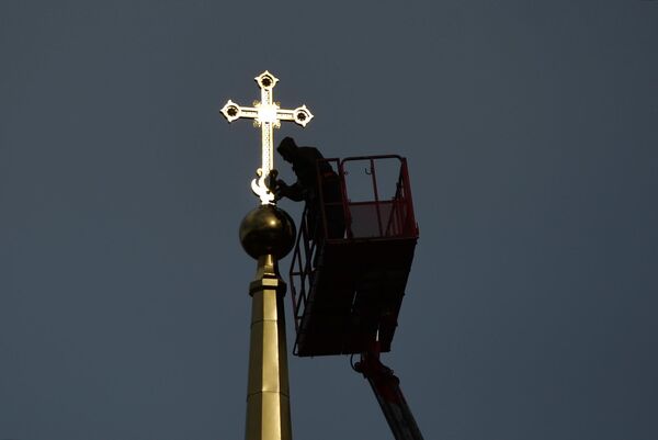 Установка креста на шпиль Успенского собора в Екатеринбурге Установка креста на шпиль Успенского собора в Екатеринбурге
