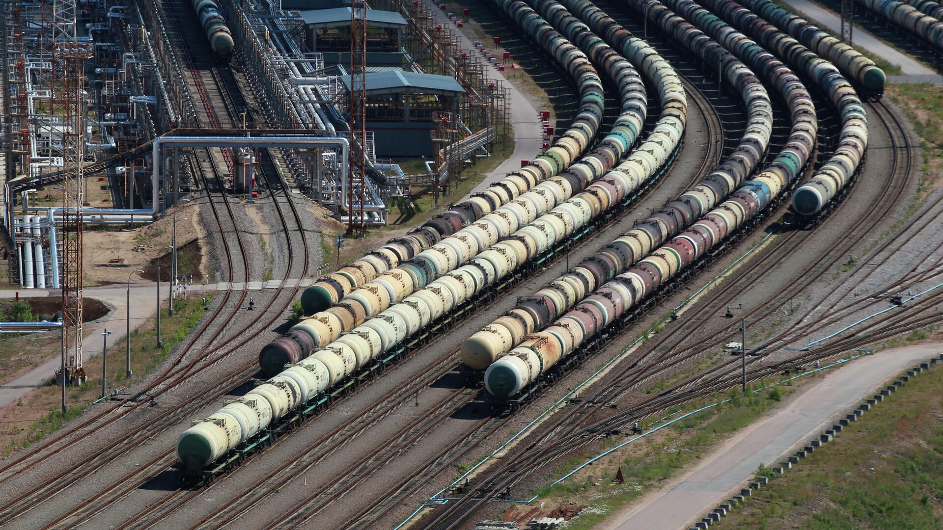 Цистерны с нефтепродуктами Цистерны с нефтепродуктами - РИА Новости, 1920, 01.10.2020