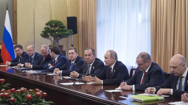 Президент РФ Владимир Путин во время встречи с президентом Республики Сербии Александром Вучичем на полях второго форума международного сотрудничества Один пояс - один путь в Пекине Президент РФ Владимир Путин во время встречи с президентом Республики Сербии Александром Вучичем на полях второго форума международного сотрудничества Один пояс - один путь в Пекине