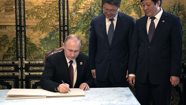 Президент РФ Владимир Путин оставляет запись в книге почетных гостей во время рабочего завтрака с председателем Китайской народной республики (КНР) Си Цзиньпином в Пекине Президент РФ Владимир Путин оставляет запись в книге почетных гостей во время рабочего завтрака с председателем Китайской народной республики (КНР) Си Цзиньпином в Пекине