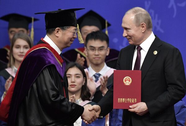 Президент РФ Владимир Путин на церемонии вручения диплома почетного доктора Университета Цинхуа в Пекине Президент РФ Владимир Путин на церемонии вручения диплома почетного доктора Университета Цинхуа в Пекине
