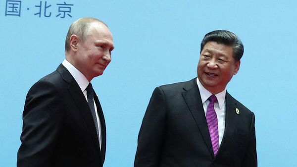 Президент РФ Владимир Путин и председатель КНР Си Цзиньпин на церемонии официальной встречи глав делегаций стран-участников второго форума международного сотрудничества Один пояс - один путь в Пекине Президент РФ Владимир Путин и председатель КНР Си Цзиньпин на церемонии официальной встречи глав делегаций стран-участников второго форума международного сотрудничества Один пояс - один путь в Пекине