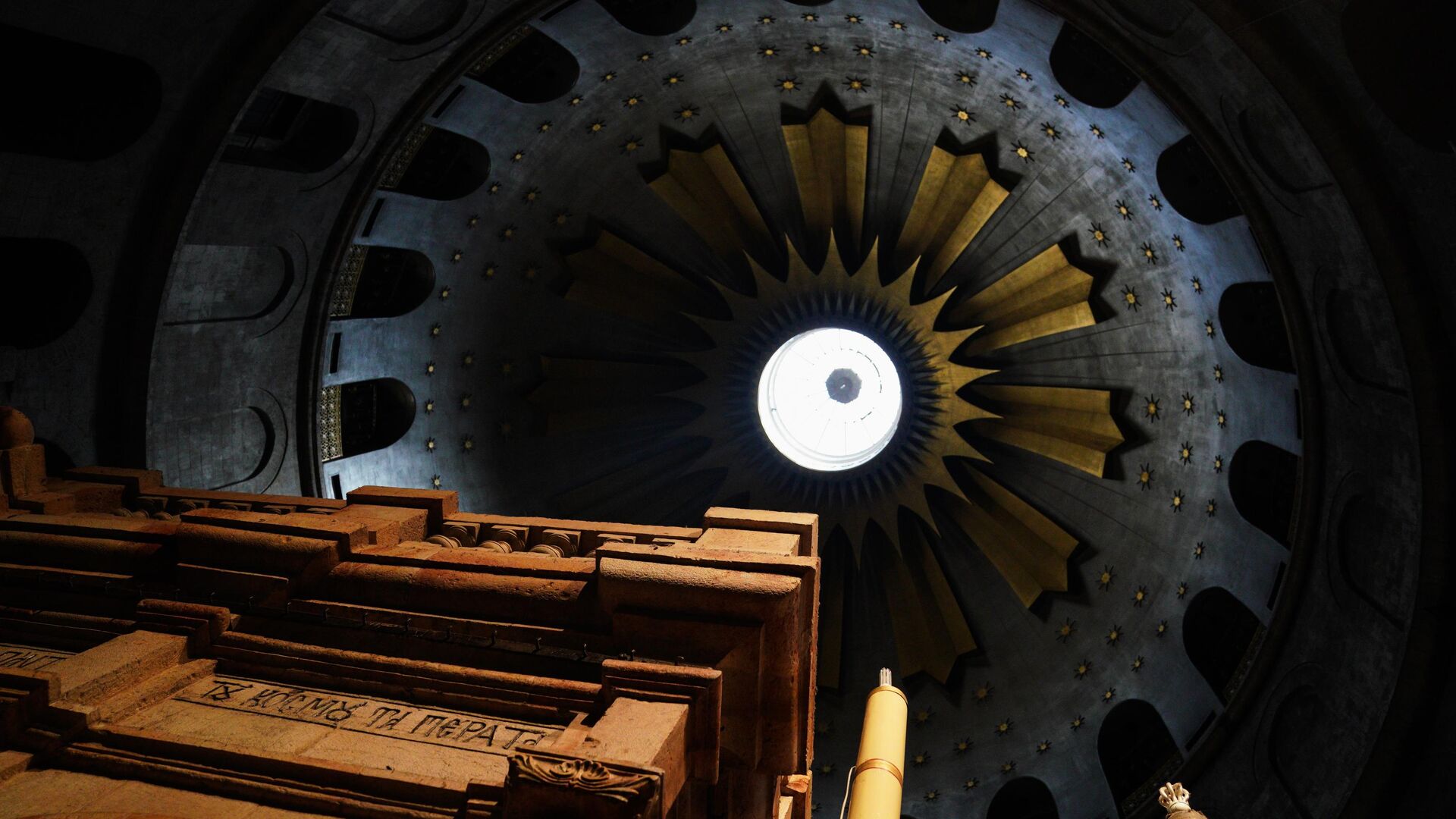 Благодатный огонь сошел в храме Гроба Господня в ...