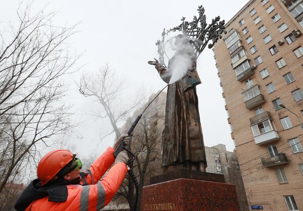 Мойка памятника Лесе Украинке после зимы Мойка памятника Лесе Украинке после зимы