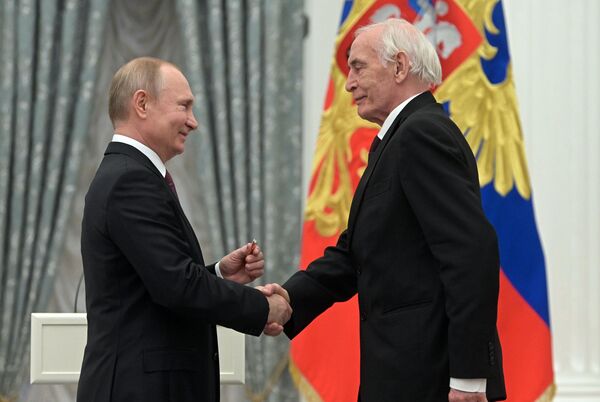 Президент РФ Владимир Путин и народный артист СССР Василий Лановой на церемонии вручения медалей Герой Труда Российской Федерации Президент РФ Владимир Путин и народный артист СССР Василий Лановой на церемонии вручения медалей Герой Труда Российской Федерации