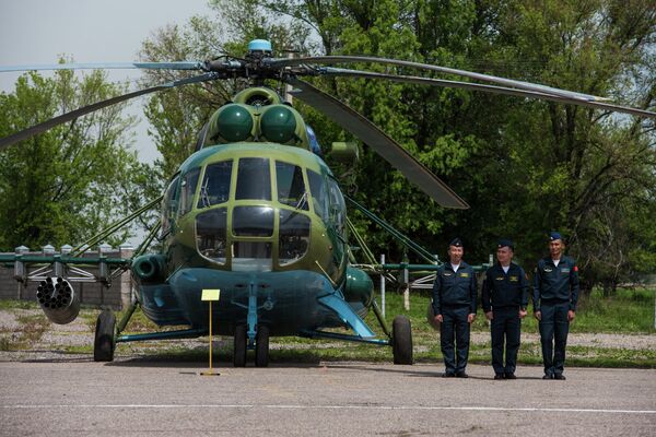Вертолет Ми-8 МТ, переданный Киргизии, на территории авиабазы Кант Вертолет Ми-8 МТ, переданный Киргизии, на территории авиабазы Кант