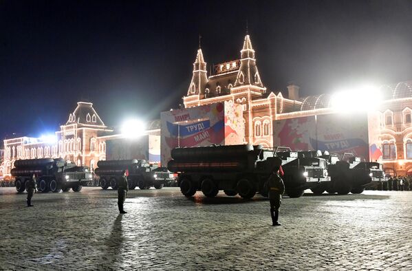 Зенитные ракетные комплексы С-400 Триумф на репетиции военного парада на Красной площади Зенитные ракетные комплексы С-400 Триумф на репетиции военного парада на Красной площади
