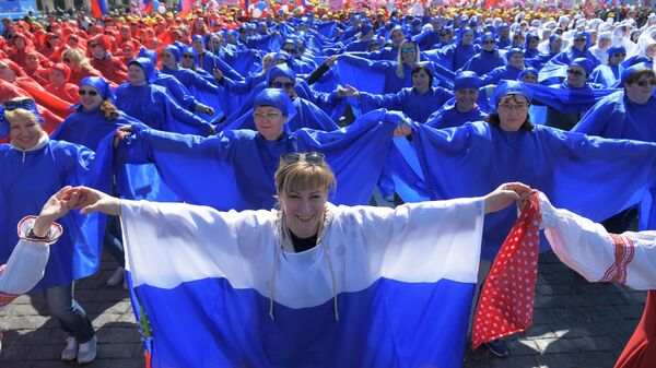 Участники первомайской демонстрации столичных профсоюзов на Красной площади Участники первомайской демонстрации столичных профсоюзов на Красной площади