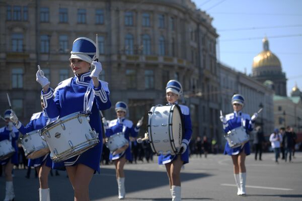 Участники первомайской демонстрации в День международной солидарности трудящихся в Санкт-Петербурге Участники первомайской демонстрации в День международной солидарности трудящихся в Санкт-Петербурге