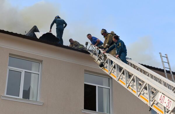 Сотрудники пожарной службы на крыше здания русской средней школы №2 имени А.С. Пушкина в Сухуме, где произошло возгорание. 2 мая 2019 Сотрудники пожарной службы на крыше здания русской средней школы №2 имени А.С. Пушкина в Сухуме, где произошло возгорание. 2 мая 2019