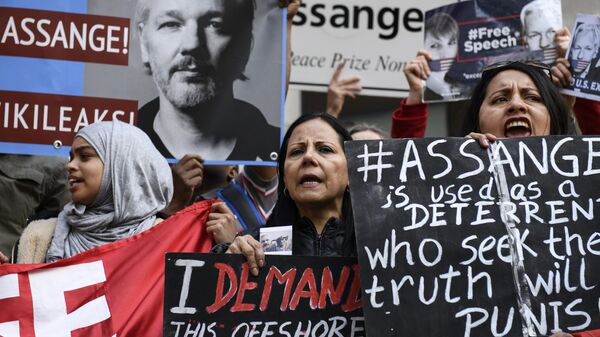 Участники акции в поддержку основателя WikiLeaks Джулиана Ассанжа в Лондоне. 2 мая 2019 Участники акции в поддержку основателя WikiLeaks Джулиана Ассанжа в Лондоне. 2 мая 2019