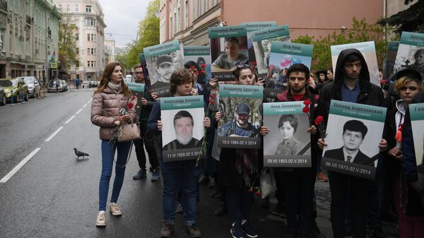 Участники акции Помним движения Антимайдан у здания посольства Украины держат портреты людей, погибших при пожаре 2 мая 2014 в Доме профсоюзов в Одессе. 2 мая 2019 Участники акции Помним движения Антимайдан у здания посольства Украины держат портреты людей, погибших при пожаре 2 мая 2014 в Доме профсоюзов в Одессе. 2 мая 2019