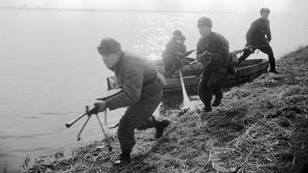 Советские солдаты высаживаются на западный берег реки Одер. 1-й Белорусский фронт Советские солдаты высаживаются на западный берег реки Одер. 1-й Белорусский фронт