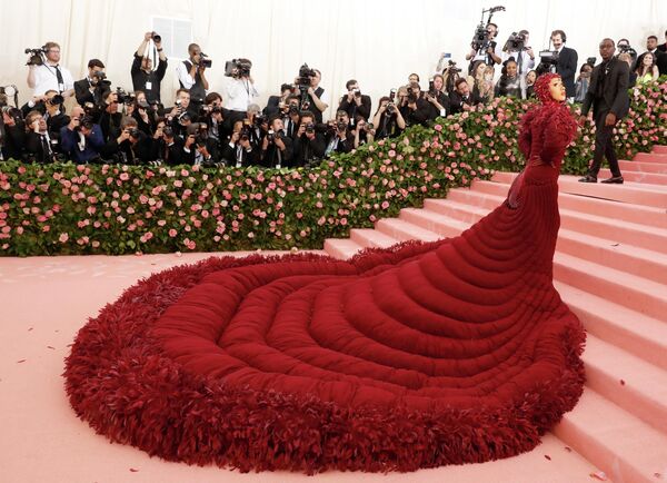 Певица Карди Би на благотворительном балу Института костюма Met Gala 2019 в Нью-Йорке Певица Карди Би на благотворительном балу Института костюма Met Gala 2019 в Нью-Йорке