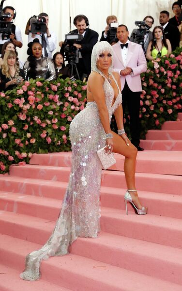 Певица Дженнифер Лопес на благотворительном балу Института костюма Met Gala 2019 в Нью-Йорке Певица Дженнифер Лопес на благотворительном балу Института костюма Met Gala 2019 в Нью-Йорке