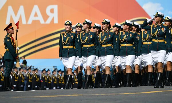 Сводный парадный расчет женщин-военнослужащих Министерства обороны РФ на генеральной репетиции военного парада на Красной площади