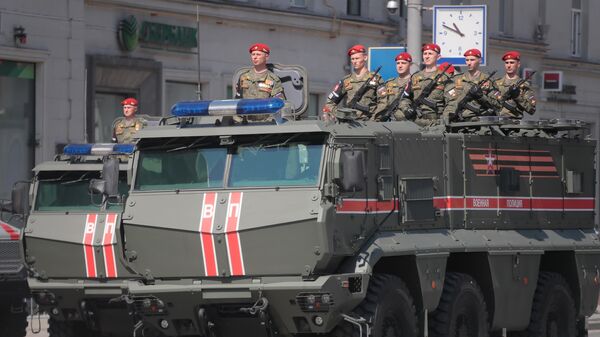 Военнослужащие в бронеавтомобиле Тайфун-К перед началом генеральной репетиции военного парада на Красной площади Военнослужащие в бронеавтомобиле Тайфун-К перед началом генеральной репетиции военного парада на Красной площади