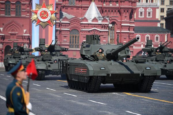 Танк Т-14 Армата и боевые машины поддержки танков (БМПТ) Терминатор на генеральной репетиции военного парада на Красной площади Танк Т-14 Армата и боевые машины поддержки танков (БМПТ) Терминатор на генеральной репетиции военного парада на Красной площади