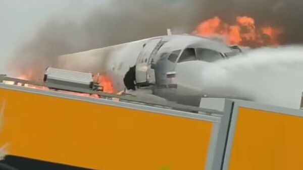 Стоп-кадр видео горящего самолета компании Аэрофлот Sukhoi Superjet-100 в Шереметьево Стоп-кадр видео горящего самолета компании Аэрофлот Sukhoi Superjet-100 в Шереметьево