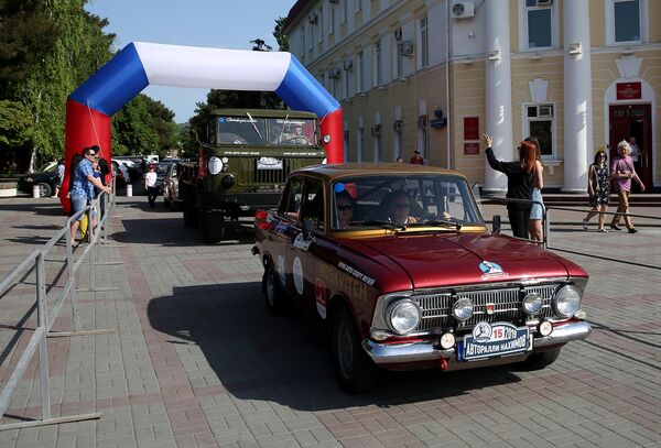 Участник юбилейного пятого авторалли Нахимов на автомобиле Москвич-412 на финише в Геленджике Участник юбилейного пятого авторалли Нахимов на автомобиле Москвич-412 на финише в Геленджике