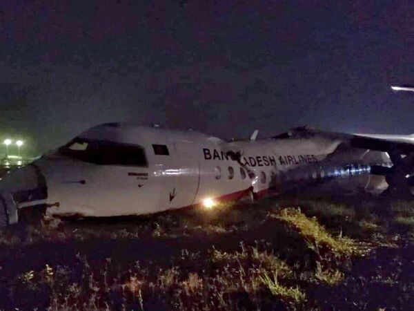 Место ЧП с самолетом авиакомпании Biman в аэропорту Янгон в Мьянме Место ЧП с самолетом авиакомпании Biman в аэропорту Янгон в Мьянме