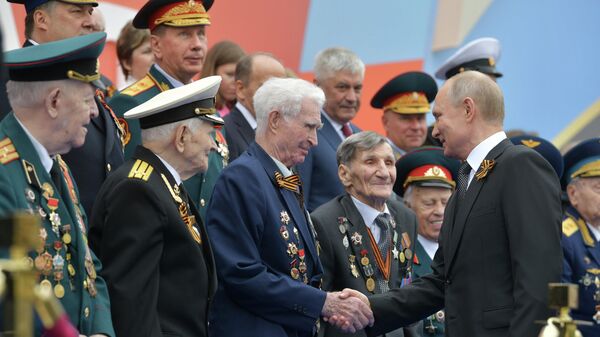 Президент РФ - верховный главнокомандующий вооружёнными силами РФ Владимир Путин перед началом военного парада в ознаменование 75-й годовщины Победы в Великой Отечественной войне 1941–1945 годов на Красной площади в Москве Президент РФ - верховный главнокомандующий вооружёнными силами РФ Владимир Путин перед началом военного парада в ознаменование 75-й годовщины Победы в Великой Отечественной войне 1941–1945 годов на Красной площади в Москве