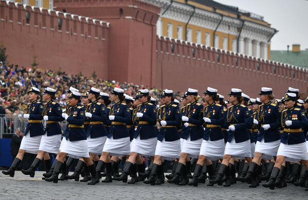 Сводный парадный расчет женщин-военнослужащих Министерства обороны РФ на военном параде на Красной площади, посвящённом 74-й годовщине Победы в Великой Отечественной войне Сводный парадный расчет женщин-военнослужащих Министерства обороны РФ на военном параде на Красной площади, посвящённом 74-й годовщине Победы в Великой Отечественной войне