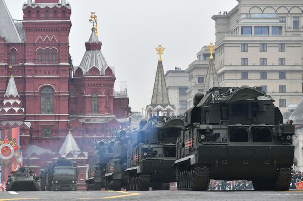 Всепогодный тактический зенитный ракетный комплекс ТОР-М2 на военном параде на Красной площади, посвящённом 74-й годовщине Победы в Великой Отечественной войне Всепогодный тактический зенитный ракетный комплекс ТОР-М2 на военном параде на Красной площади, посвящённом 74-й годовщине Победы в Великой Отечественной войне