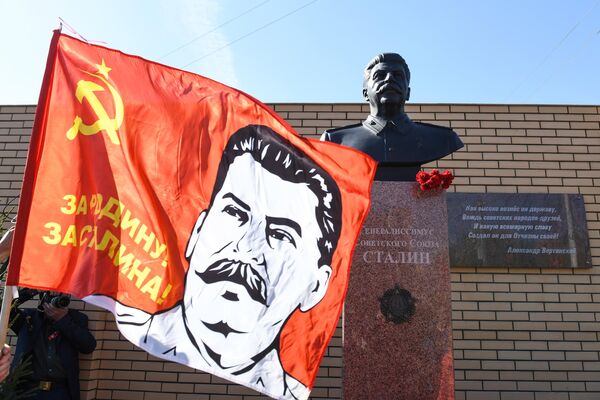 Торжественное открытие памятника Генералиссимусу Советского Союза И.В. Сталину на территории обкома КПРФ в Новосибирске Торжественное открытие памятника Генералиссимусу Советского Союза И.В. Сталину на территории обкома КПРФ в Новосибирске