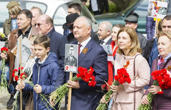 Президент Молдавии Игорь Додон участвует в акции Бессмертный полк в Кишиневе Президент Молдавии Игорь Додон участвует в акции Бессмертный полк в Кишиневе