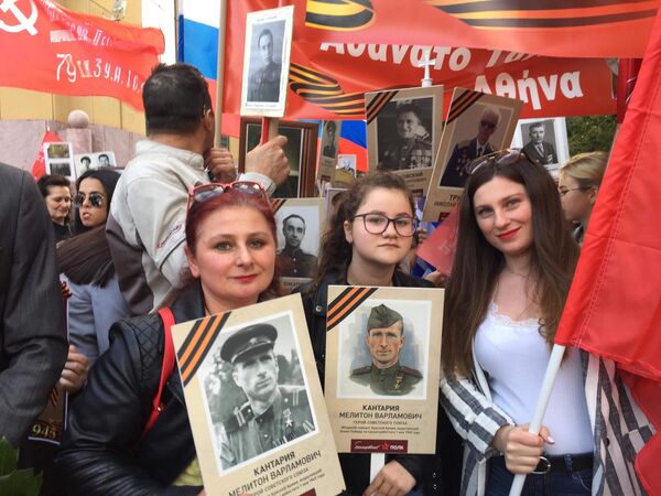 Внучка и правнучки Героя Советского Союза Мелитона Кантарии, водрузившего Знамя Победы на крыше здания Рейхстага, принимают участие в акции Бессмертный полк в Афинах, Греция. 9 мая 2019 Внучка и правнучки Героя Советского Союза Мелитона Кантарии, водрузившего Знамя Победы на крыше здания Рейхстага, принимают участие в акции Бессмертный полк в Афинах, Греция. 9 мая 2019