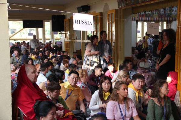 Российские паломники на духовных учениях Далай-ламы в Дхарамсале, Индия Российские паломники на духовных учениях Далай-ламы в Дхарамсале, Индия