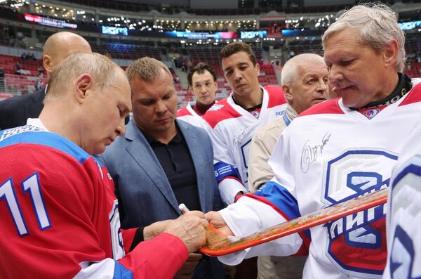 Президент РФ Владимир Путин оставляет автограф на клюшке игроку команды Сборная Ночной хоккейной лиги Александру Мельникову после окончания гала-матча Ночной хоккейной лиги в ледовом дворце Большой в Сочи Президент РФ Владимир Путин оставляет автограф на клюшке игроку команды Сборная Ночной хоккейной лиги Александру Мельникову после окончания гала-матча Ночной хоккейной лиги в ледовом дворце Большой в Сочи