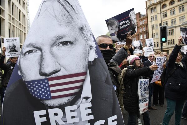 Акция сторонников основателя WikiLeaks Джулиана Ассанжа в Лондоне Акция сторонников основателя WikiLeaks Джулиана Ассанжа в Лондоне