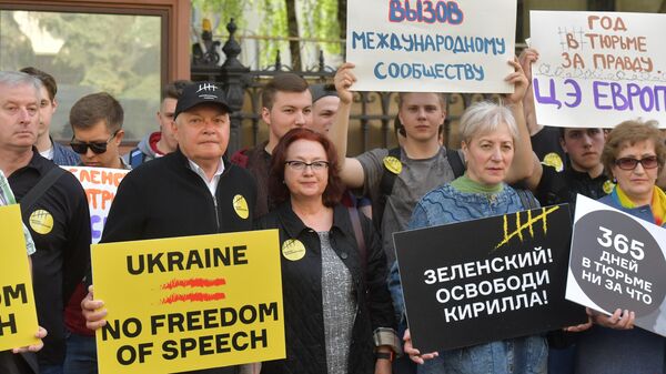 Генеральный директор МИА Россия сегодня Дмитрий Киселев во время акции в поддержку Кирилла Вышинского у здания посольства Украины в Москве Генеральный директор МИА Россия сегодня Дмитрий Киселев во время акции в поддержку Кирилла Вышинского у здания посольства Украины в Москве