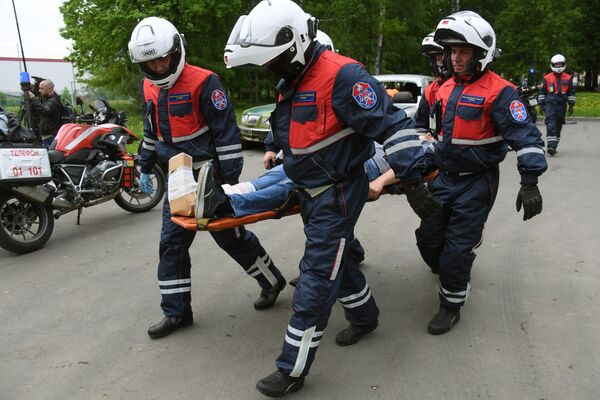 Спасатели мотогруппы несут условно пострадавшего к машине скорой помощи во время учений по устранению последствий дорожно-транспортного происшествия на территории учебно-тренировочного полигона Апаринки в Московской области Спасатели мотогруппы несут условно пострадавшего к машине скорой помощи во время учений по устранению последствий дорожно-транспортного происшествия на территории учебно-тренировочного полигона Апаринки в Московской области