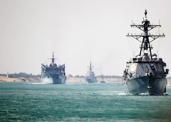 Авианосец ВМС США “Авраам Линкольн”, проходящий через Суэцкий канал к берегам Персидкого залива, 9 мая 2019 Авианосец ВМС США “Авраам Линкольн”, проходящий через Суэцкий канал к берегам Персидкого залива, 9 мая 2019