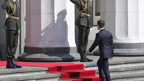 Избранный президент Украины Владимир Зеленский перед началом церемонии инаугурации в Киеве. 20 мая 2019 Избранный президент Украины Владимир Зеленский перед началом церемонии инаугурации в Киеве. 20 мая 2019